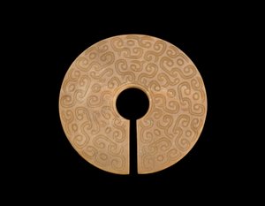 公元前8-7世纪的龙耳环 作者 东周中文学校