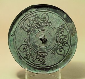 龙纹镜，东周，战国，公元前 475-221 年（青铜） 作者 东周中文学校