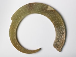 吊坠形式的卷发龙（玉）