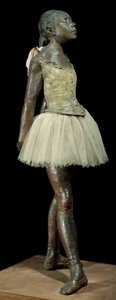 14 岁或伟大的舞者身着 Edgar Degas（1834-1917）的雕塑，木质底座上有古铜色、薄纱和粉红色缎面 作者 埃德加·德加