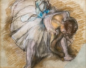 舞者在调整她的鞋子。1885.纸上粉笔画。 作者 埃德加·德加