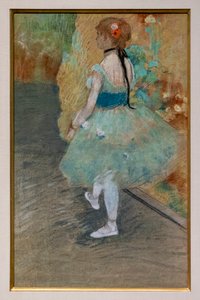 绿色的舞者。大约在1878年。纸上粉笔画。 作者 埃德加·德加