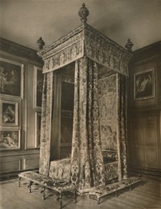 绯红和金色花纹天鹅绒的安妮女王国家床架"，1927年 作者 不明