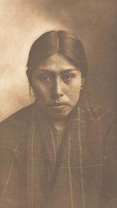苏卡米什妇女，1899年。 作者 爱德华警长柯蒂斯