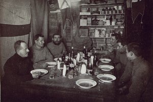 男子，仲冬节晚餐，英属南极探险队，埃文斯角，1912年6月22日（黑白照片） 作者 爱德华·纳尔逊