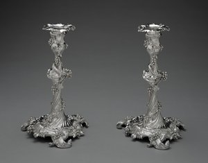 一对烛台，c.1755-56（银色） 作者 爱德华·韦克林