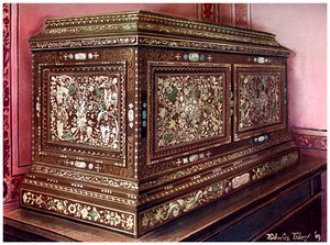 镶嵌胡桃木的珠宝棺材，正面，侧面和顶部镶板，1910年。