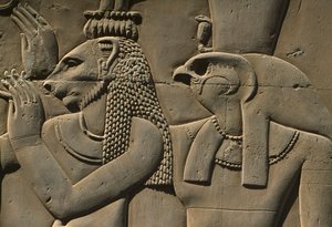 浮雕，Bastet和Horus石头的细节 作者 Egyptian