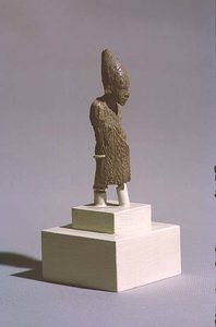 穿着上埃及白色皇冠和Sed节日斗篷的国王的身影，来自Osiris神庙，Abydos，早期王朝时期，公元前3000年（另见23814）