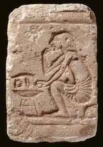 Amarna Period（石灰石）坐在桌子旁边的男人的救济 作者 埃及人