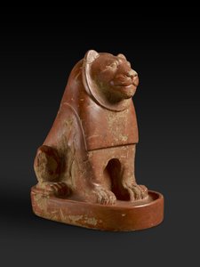 坐在基座上的狮子的小雕像，从埃及的Hierakonpolis的寺庙区，晚期的Protodynastic，旧王国的末端，公元前2700-2200（陶器）