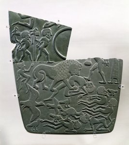 战场调色板，描绘战斗的俘虏和被杀害的受害者，后者被野生动物捕获，晚期前王朝至第1王朝，公元前310年（灰色片岩）