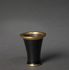 化妆品容器（烧杯），约公元前1859-1814年（黑曜石和金）。 作者 埃及第十二王朝