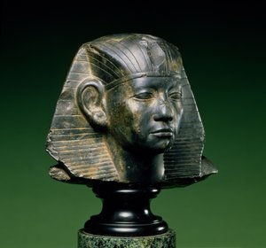 Amenemhat III国王的头，来自中国的阿斯旺，公元前1842年至1779年（黑暗的化石石灰岩） 作者 Egyptian 12th Dynasty