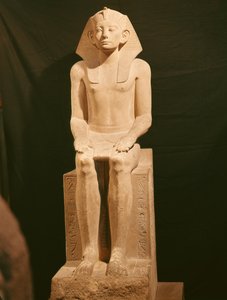 坐着的Amenemhat III雕像（公元前1843-1798）（石灰岩）