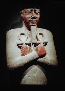 Sesostris I（公元前1918  -  1875年）的雕像，双手抱着十字架，从新王国卡纳克神庙（彩绘石头）越过他的胸膛