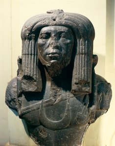 Amenemhat (Amenemhet) III ((Nimaat Re 或 Ammenemes III)的半身像，代表牧师，来自法尤姆，中等王国，第十二王朝