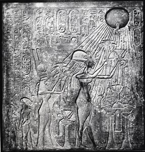 阿肯那顿（Amenhotep IV）异端法老，约于公元前150年在位，这里与奈菲尔蒂和他们的两个女儿一起向太阳献礼。浮雕原本在底比斯的太阳神庙。亚麻布服装 作者 埃及第十八王朝