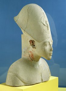 Amenophis IV（Akhenaten）的半身像来自Tell el-Amarna，Amarna时期，新王国，公元前1353-1337（石灰岩）（另见107947）