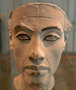 Nefertiti (c1370-c1330 BC) 埃及法老阿肯那顿的伟大王妃（首席配偶）半身像。 娜芙蒂蒂和她的丈夫以宗教革命而闻名。 他们开始只崇拜一位神，即太阳的圆盘阿顿。 作者 埃及第十八王朝