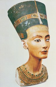 女王纳芙蒂蒂的半身像，来自雕刻家图特摩斯在Tell el-Amarna的工作室（画石灰石）（另见114018,114019和114020）