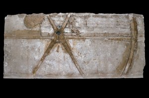 雕刻和彩绘的石灰石块，描绘了战车轮，公元前1353-35（石灰石）