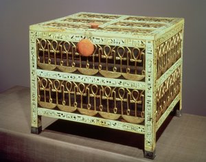 图坦卡蒙墓（公元前1370-52）新王国（木材和象牙，应用金和银）的库房
