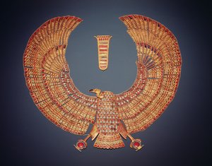 秃鹰女神Nekhbet形式的衣领，来自图坦卡蒙墓（公元前1373-1352）新王国（镶有半宝石的金）（另见153789）