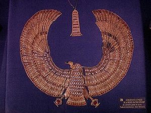 秃鹫女神Nekhbet形式的衣领，来自图坦卡蒙墓（公元前1370-52）新王国（镶有半宝石的黄金）（另见227994）