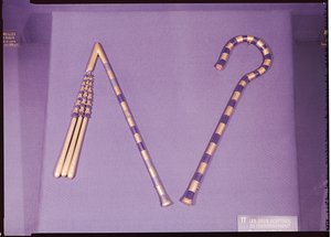图坦卡蒙墓（约公元前1370-1352年）新王国（蓝色玻璃、黑曜石和黄金镶嵌在青铜器上）的钩子和连枷（另见227988）。 作者 埃及第十八王朝