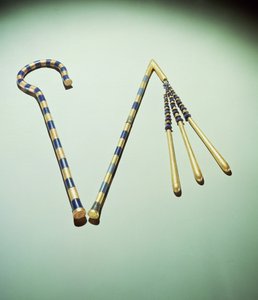 图坦卡蒙墓（约公元前1370-1352年）新王国（蓝色玻璃、黑曜石和黄金镶嵌在青铜器上）的钩子和连枷（另见167522）。 作者 埃及第十八王朝