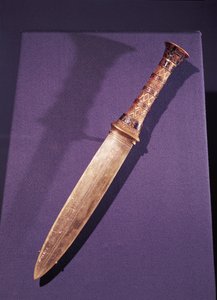 Dagger，来自图坦卡蒙墓（公元前1373-1352）新王国（半宝石和玻璃的黄金和景泰蓝作品）