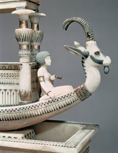图坦卡蒙（约公元前1370-52年）新王国（雪花石膏）墓中的船头细节，船上有一只叙利亚山羊的头和一个被认为是Mutnedjmet公主的人物（见149413）。 作者 埃及第十八王朝
