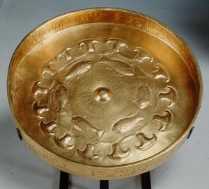 属于Thuty或Djehwty的菜肴用鱼和花装饰，新王国，c.1479-1425（金）