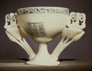 在图坦卡蒙墓（公元前1370-52）新王国（雪花石膏）入口处发现半开莲花形式的饮水杯（另见162302和228555）