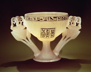 在图坦卡蒙墓（公元前1373-1352）新王国（雪花石膏）的入口处发现半开莲花形式的饮水杯（另见162302和149480）
