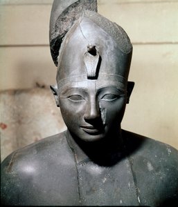 埃及古物：法老图特摩西（Tuthmosis或Thutmus）三世（约公元前1504-1450年）第18王朝的玄武岩半身像。来自卡纳克。开罗，埃及博物馆 作者 埃及第十八王朝