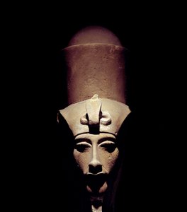 埃及古董：带有双冠的阿蒙霍特普四世（Amenophis IV 或 Akhenaton）雕像。 公元前 1301 年。 第十八王朝。 雕塑的细节。 来自底比斯的阿蒙拉神庙。 卢克索（卢克索或卢克索）。 卢克索博物馆。 埃及 作者 埃及第十八王朝
