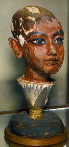 埃及古物：年轻法老图坦卡蒙（all-Ankh-amun或Tutankhamun）的肖像，由一片荷叶支撑。彩绘木雕。来自图坦卡蒙的墓室。埃及博物馆，开罗。 作者 埃及第十八王朝
