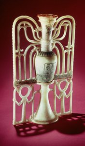 花卉软膏罐，来自图坦卡蒙墓（公元前1373-1352）新王国（雪花石膏）（另见59230）