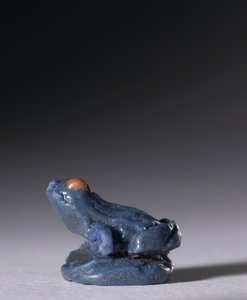 青蛙护身符，约公元前1380-1330年（多色辉石）。 作者 埃及第十八王朝