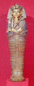 其中一个canopic棺材的正面图，从图坦卡蒙墓（公元前1370-1352）新王国（镶有彩色玻璃和红玉髓的金子）（另见227990-92）