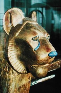 从图坦卡蒙墓（公元前1373-1352）新王国（灰泥和镀金木）的狮子形式的丧葬床头