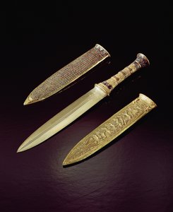 金匕首和鞘，来自图坦卡蒙墓（公元前1373-1352）新王国（镶有半宝石的金）