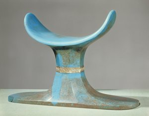 头枕，来自图坦卡蒙墓（公元前1370-52）新王国（蓝色玻璃贴） 作者 Egyptian 18th Dynasty