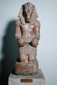 Amenhotep II（公元前1427-1392）的跪姿雕像，藏有葡萄酒，来自新英国底比斯，公元前1450-1425（花岗岩）