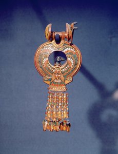 来自Tutankhamum墓，国王谷，底比斯，公元前1347  -  37年（黄金和熔融玻璃）（344029）的左耳环