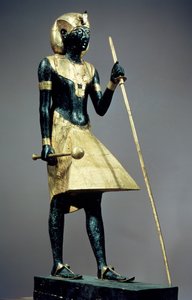 从图坦卡蒙墓（公元前1370-52）新王国（用黑色树脂覆盖的镀金木）的国王的生活小雕像