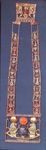 升起的太阳项链，来自图坦卡蒙墓（公元前1370  -  52年）新王国（镶有半宝石的黄金） 作者 Egyptian 18th Dynasty