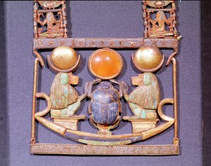 新王国图坦卡蒙（约公元前1370-52年）墓中的旭日项链（黄金镶嵌半宝石）（153788的细节）。 作者 埃及第十八王朝